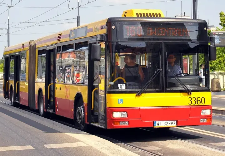 Autobus przegubowy 3360 linii 160 Dworzec Centralny, po udanej kwalifikacji wstępnej pełnej, rusza w trasę.