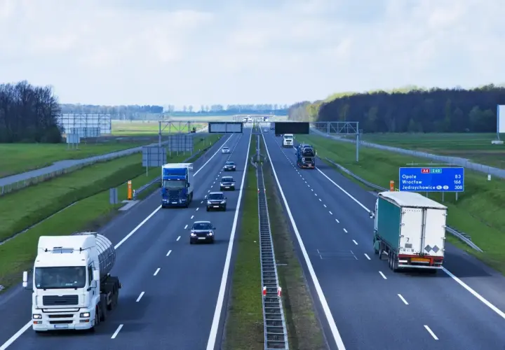 Autostrada A4, gdzie obowiązuje ruch prawostronny w Polsce, z ciężarówkami i samochodami osobowymi.