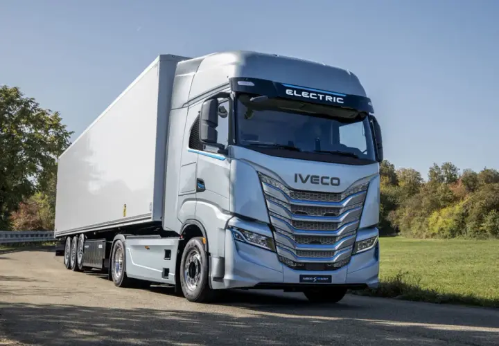 Nowoczesny, elektryczny samochód ciężarowy Iveco S-Way, który mieści się w definicji samochód ciężarowy do 3,5 tony, jedzie po krętej drodze.