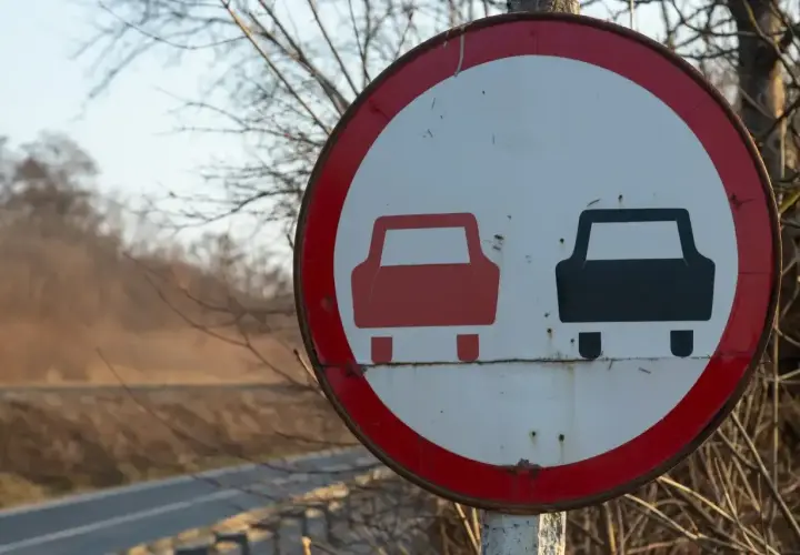 Znak zakazu wyprzedzania. Uważaj, bo za wyprzedzanie na zakazie grozi mandat.