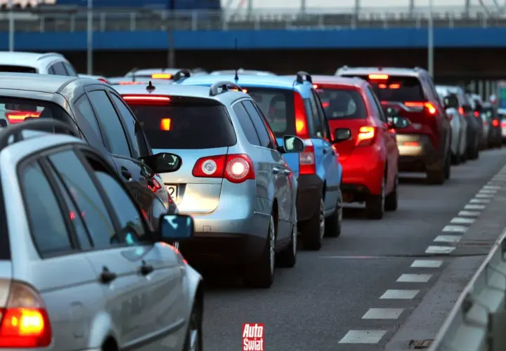 Korki na drogach w Polsce podczas wakacji. Długi sznur samochodów stoi na autostradzie, tworząc obraz typowych zakazów wakacyjnych.