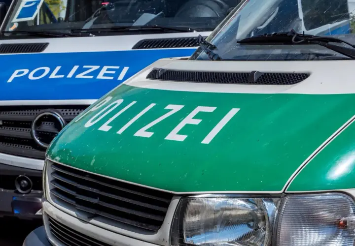 Dwa niemieckie radiowozy z napisem "POLIZEI". Zastanawiasz się, czy punkty karne z Niemiec przychodzą do Polski?