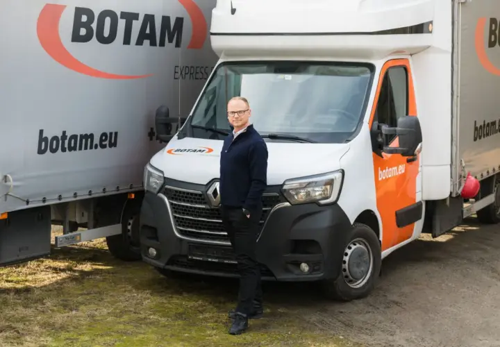 Właściciel jednoosobowej firmy transportowej bus, z dumą prezentuje swoje pojazdy z logo BOTAM.eu.