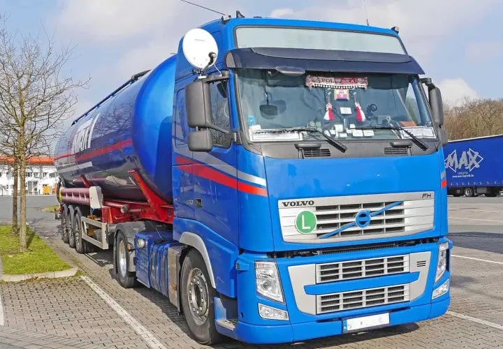 Błękitny Volvo FH z naczepą-cysterną, gotowy do egzaminu teoretycznego kat C.