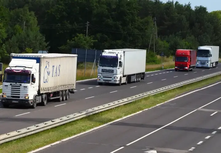 Ciężarówki jadące autostradą w niedzielę. Czy tiry mogą jeździć w niedzielę? Tak, widać je na drodze.