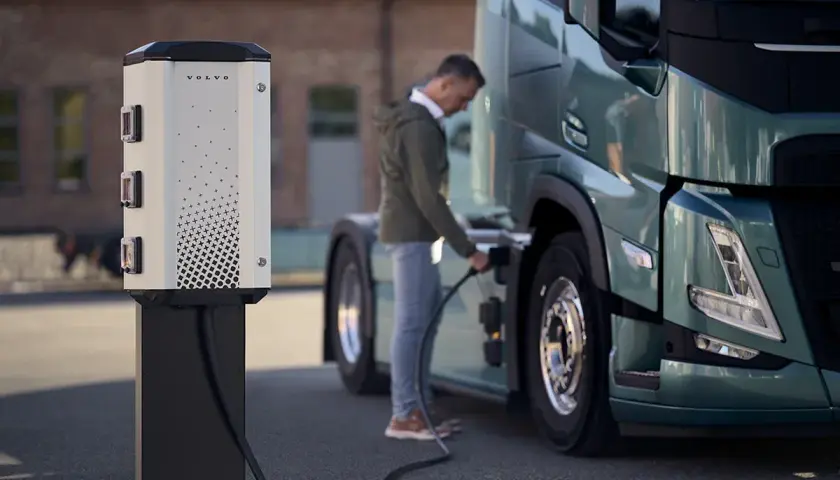 Mężczyzna ładuje zielonego Volvo. Czy dyspozycja to pauza? Czekamy na zieloną energię.