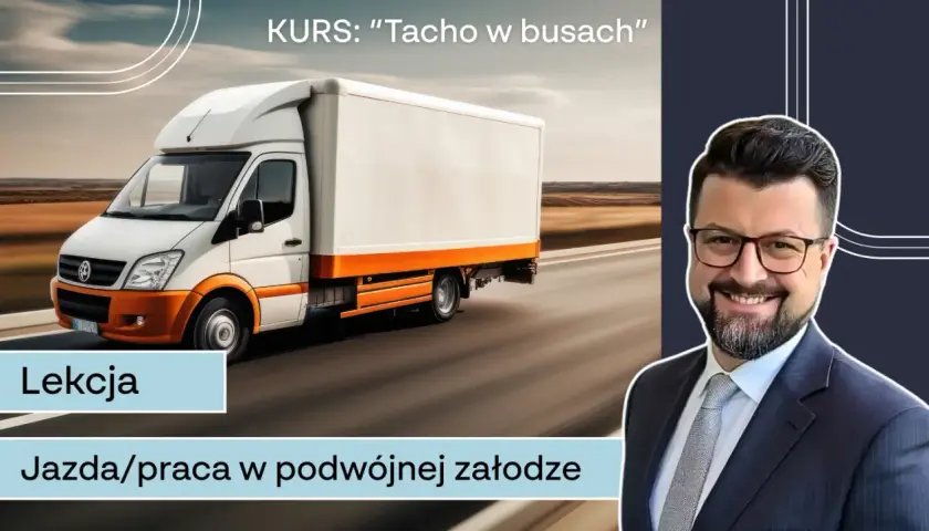 Biały bus z pomarańczowym pasem jedzie po drodze. Obok uśmiechnięty mężczyzna w garniturze.