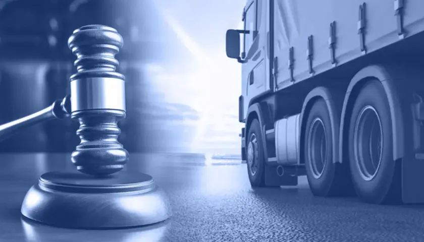 Młotek sędziowski i ciężarówka symbolizują prawo w transporcie. Rozstrzyganie sporów w e-przewóz.
