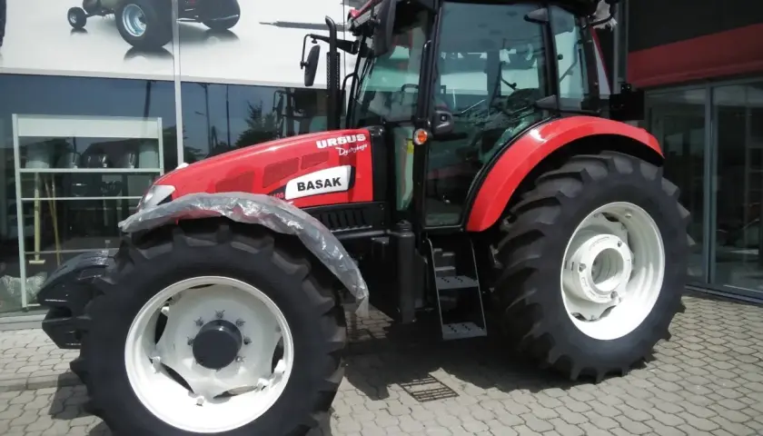 Czerwony traktor Ursus Basak, idealny do pracy w polu. Posiadając prawo jazdy kat B+T uprawnienia, możesz nim legalnie jeździć.