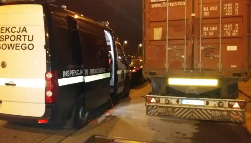 Kontrola ITD w firmie. Ciężarówka z kontenerem zatrzymana do kontroli. Kierowca może otrzymać karę za przekroczenie masy.