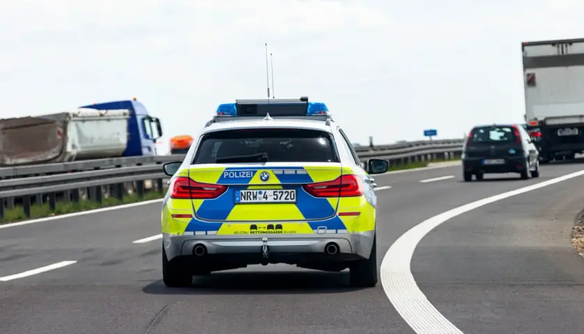 Niemiecki radiowóz na autostradzie. Zatrzymane prawo jazdy w Niemczech – czy mogę jeździć w Polsce?