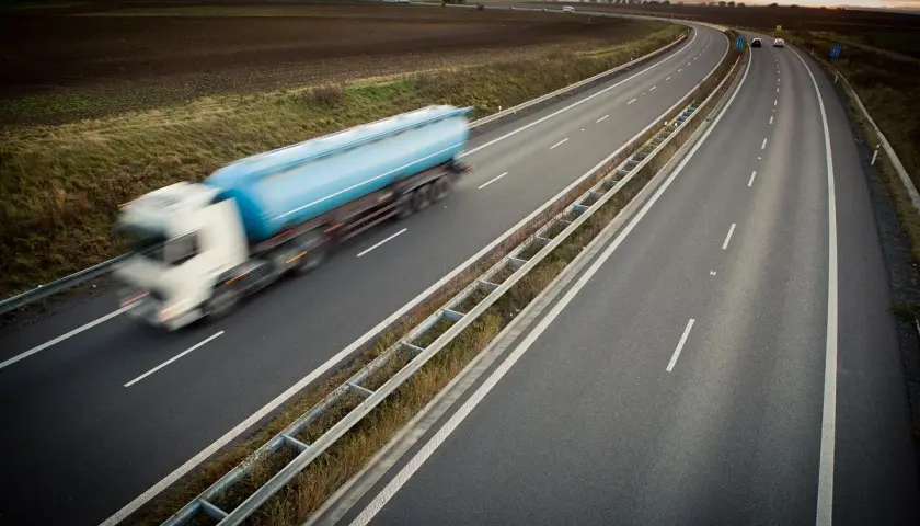 Ciężarówka z cysterną pędzi autostradą, być może omijając zakazy jazdy w Niemczech.