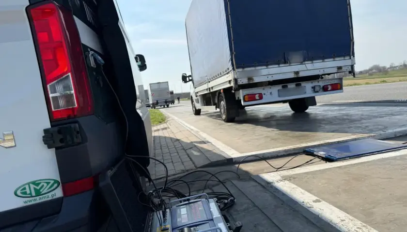 Ważenie ciężarówki na drodze. Kontrola dopuszczalnej masy całkowitej (DMC) w Polsce, uwzględniająca tolerancję przekroczenia.