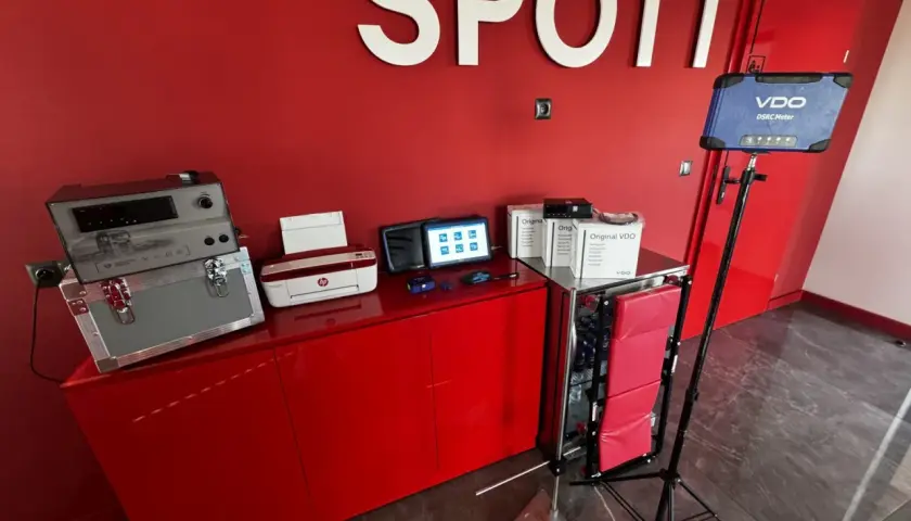 Sprzęt do wymiany tachografu: drukarka HP, tablet, urządzenia VDO i walizka z testerem.