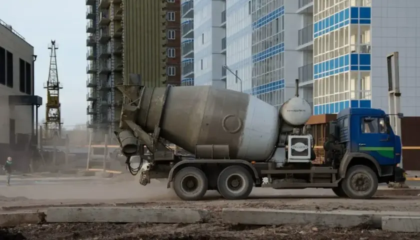 Betonomieszarka na budowie. Kierowca betonomieszarki zarobki zależą od doświadczenia i regionu.