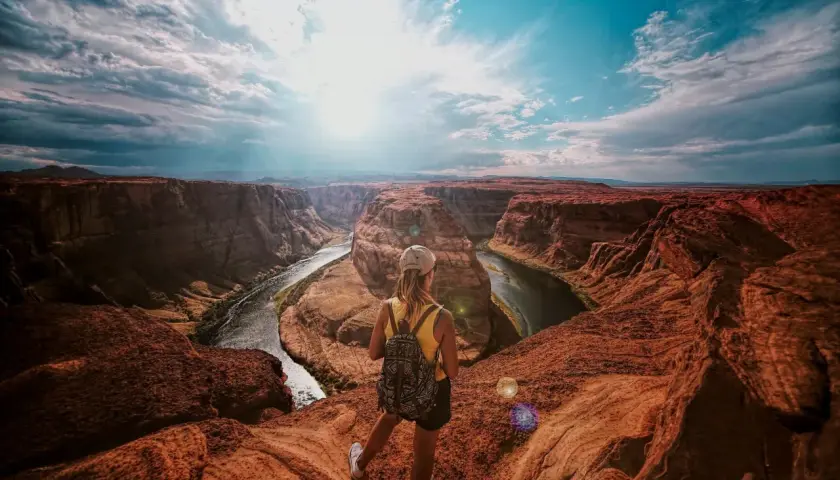 Kobieta z plecakiem podziwia Horseshoe Bend. To jej praca solówka, międzynarodówka w zapierającym dech w piersiach krajobrazie.