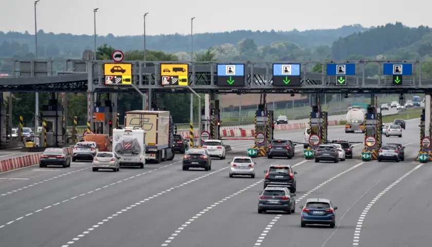 Koniec drogi dla tirów w Polsce. Na bramkach autostradowych widać zakaz jazdy dla ciężarówek, podczas gdy samochody osobowe mogą przejechać.