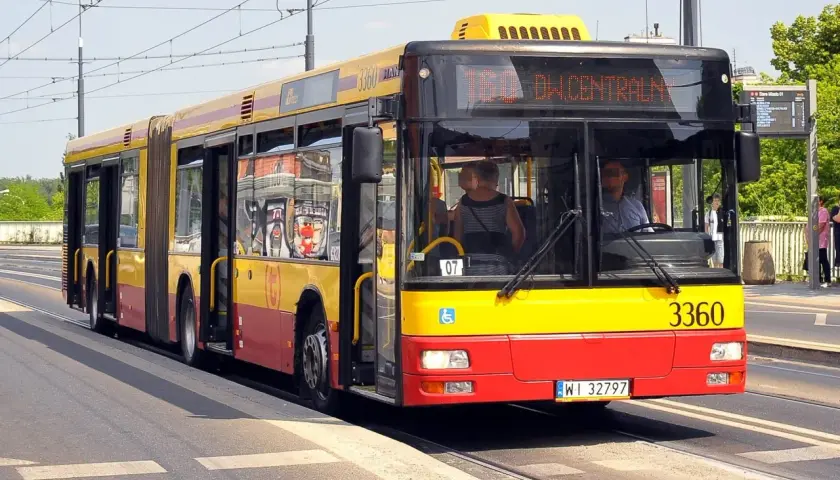 Autobus przegubowy 3360 linii 160 Dworzec Centralny, po udanej kwalifikacji wstępnej pełnej, rusza w trasę.