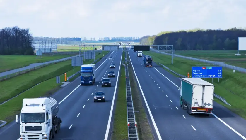 Autostrada A4, gdzie obowiązuje ruch prawostronny w Polsce, z ciężarówkami i samochodami osobowymi.