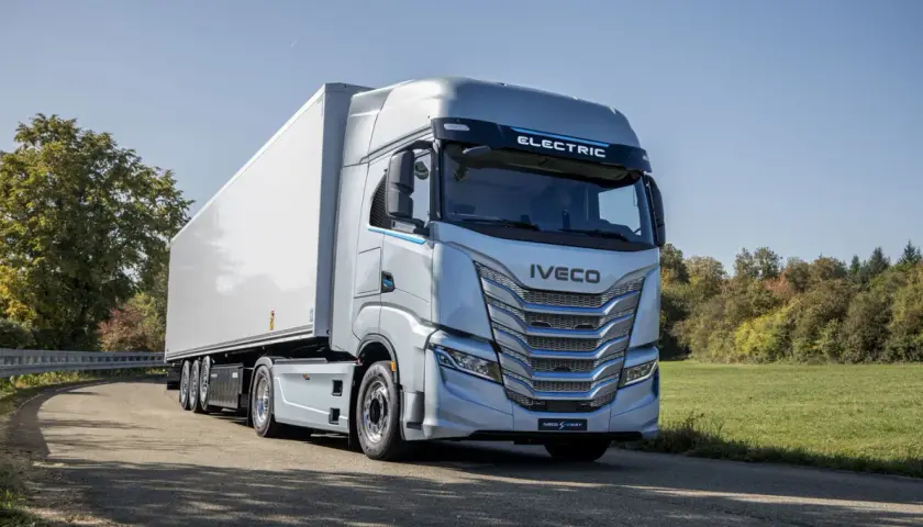 Nowoczesny, elektryczny samochód ciężarowy Iveco S-Way, który mieści się w definicji samochód ciężarowy do 3,5 tony, jedzie po krętej drodze.