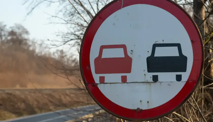Znak zakazu wyprzedzania. Uważaj, bo za wyprzedzanie na zakazie grozi mandat.