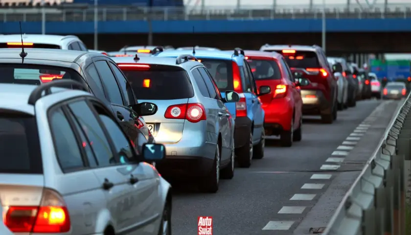 Korki na drogach w Polsce podczas wakacji. Długi sznur samochodów stoi na autostradzie, tworząc obraz typowych zakazów wakacyjnych.