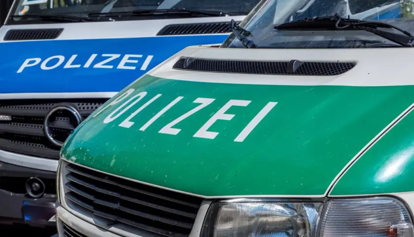 Dwa niemieckie radiowozy z napisem "POLIZEI". Zastanawiasz się, czy punkty karne z Niemiec przychodzą do Polski?