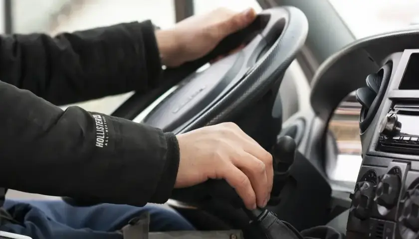 Kierowca zmienia bieg, planując swój czas pracy i ile cykli w tygodniu może wykonać, by dotrzeć do celu.