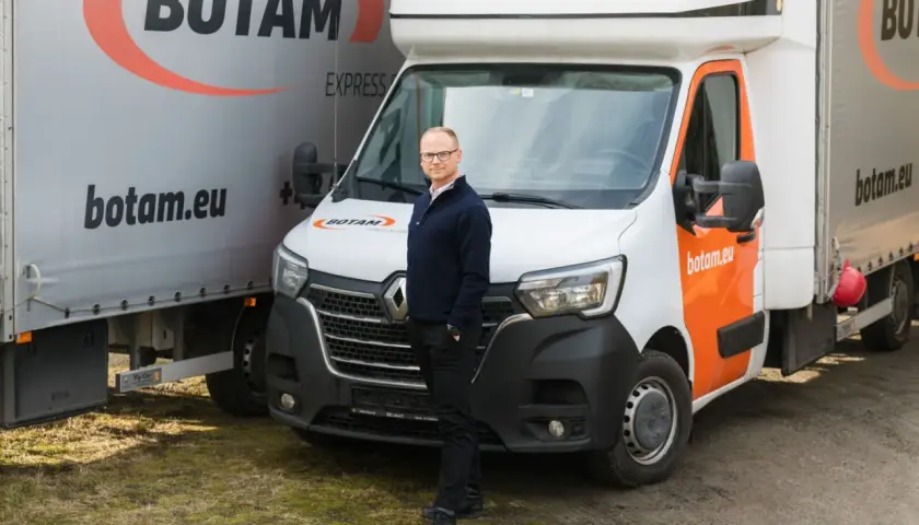 Właściciel jednoosobowej firmy transportowej bus, z dumą prezentuje swoje pojazdy z logo BOTAM.eu.