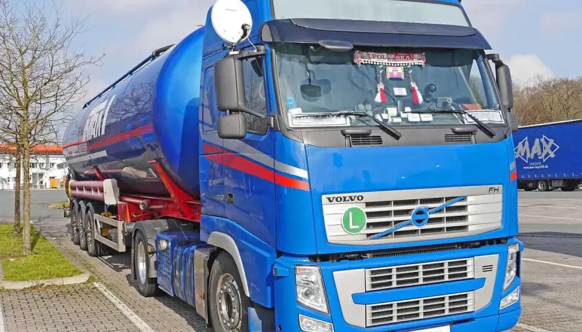 Błękitny Volvo FH z naczepą-cysterną, gotowy do egzaminu teoretycznego kat C.