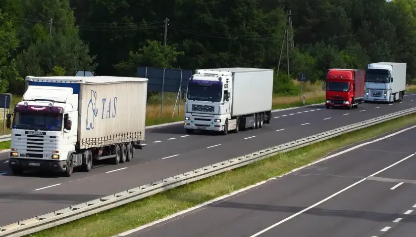 Ciężarówki jadące autostradą w niedzielę. Czy tiry mogą jeździć w niedzielę? Tak, widać je na drodze.