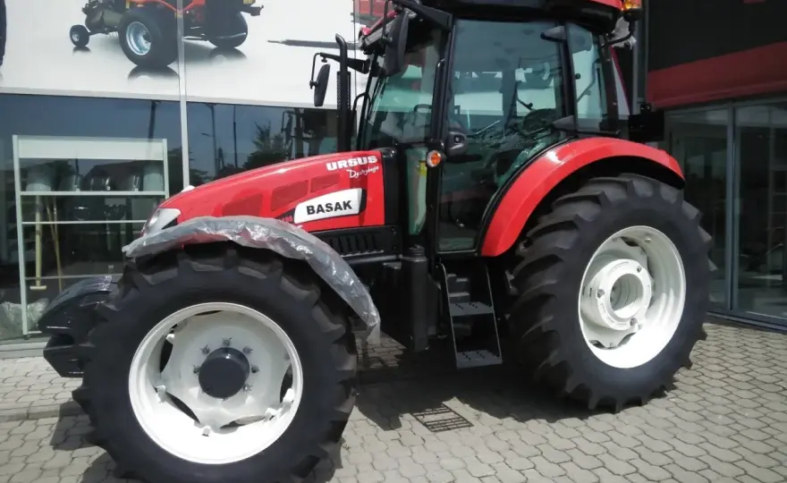 Ciągnik rolniczy - B czy T? Uniknij kar i jeździj legalnie!