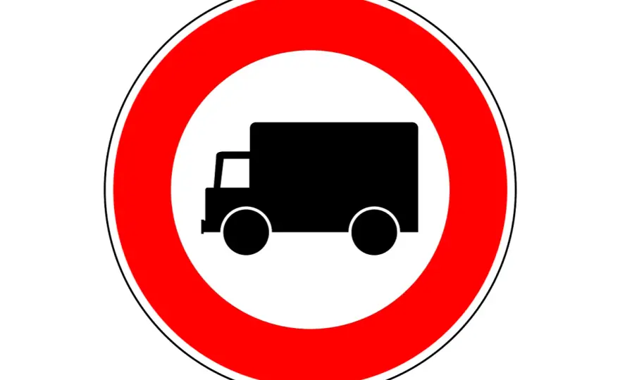Zakazy weekendowe dla ciężarówek - Jak jechać bez kar?