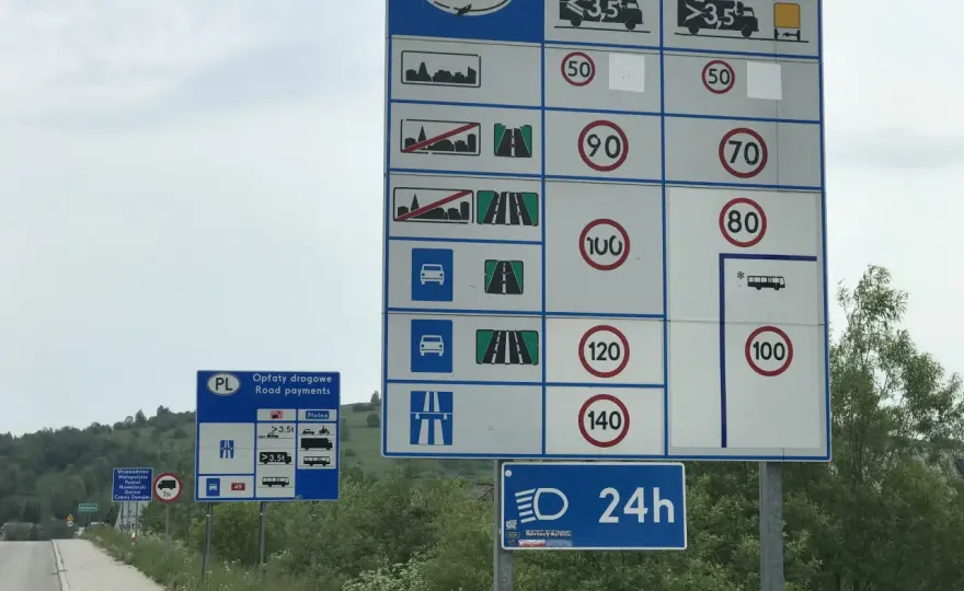Ile może jechać kierowca busa? Limity prędkości i czasu jazdy