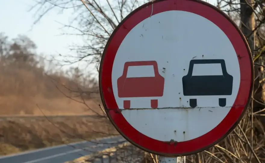Mandat za wyprzedzanie na zakazie - ile wynosi i za co?