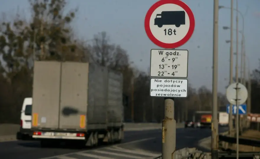 Zakaz ruchu na drodze i ograniczenia dla ciężarówek - jak je czytać?