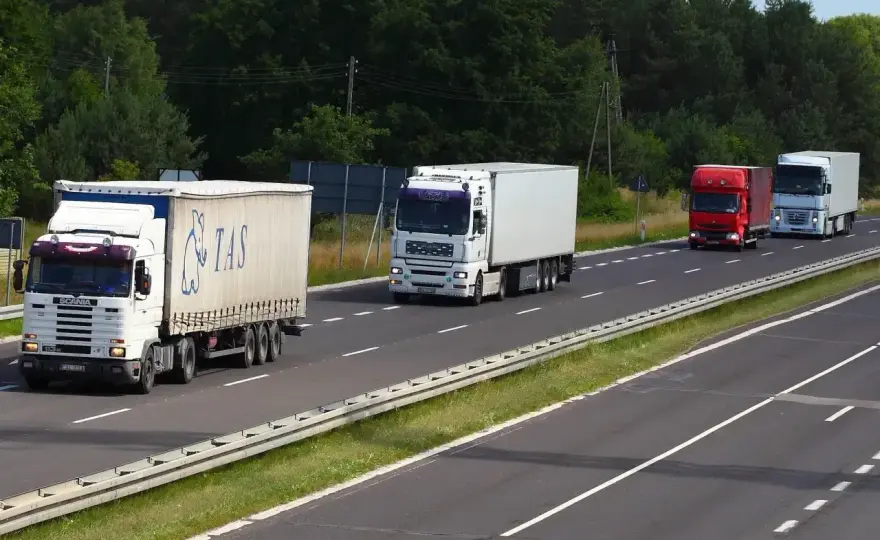 Czy tiry mogą jeździć w niedzielę? Godziny i wyjątki