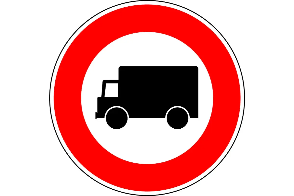 Znak zakazu wjazdu dla samochodów ciężarowych. Oznacza zakazy weekendowe dla transportu.