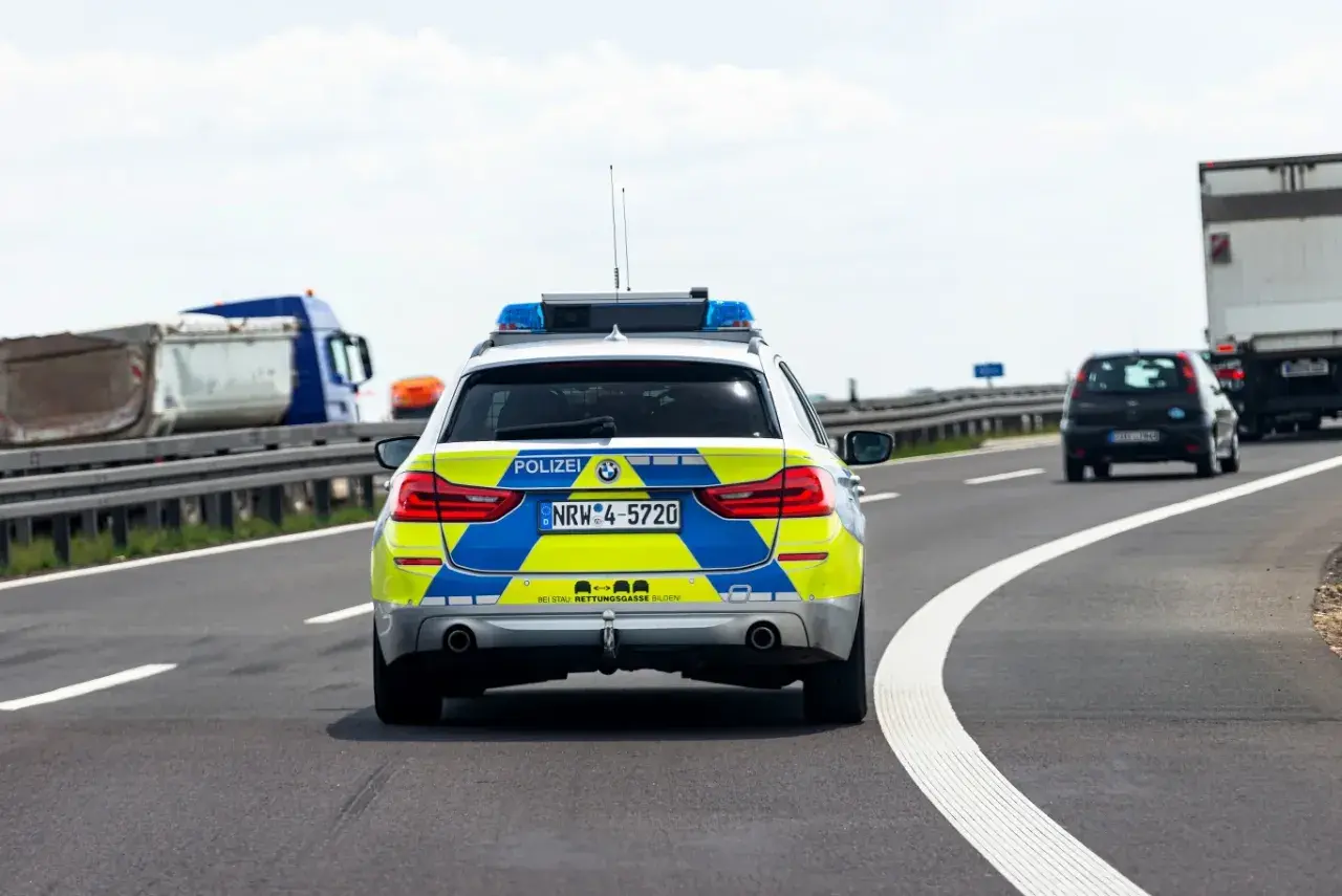 Niemiecki radiowóz na autostradzie. Zatrzymane prawo jazdy w Niemczech – czy mogę jeździć w Polsce?