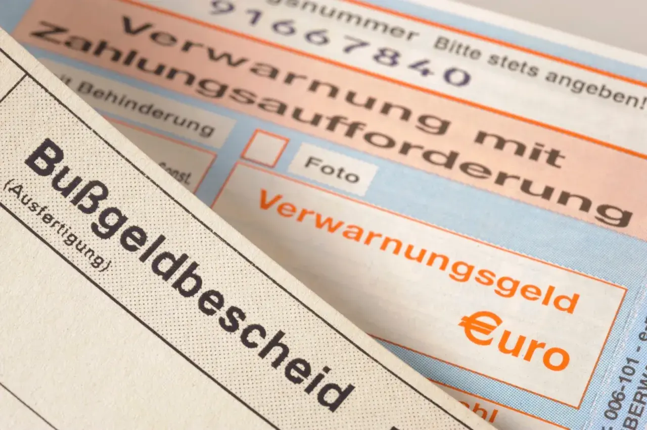 Niemieckie dokumenty: Bußgeldbescheid i Zahlungsaufforderung. Informacje o karach i ile punktów karnych w Niemczech można uzyskać za wykroczenia.