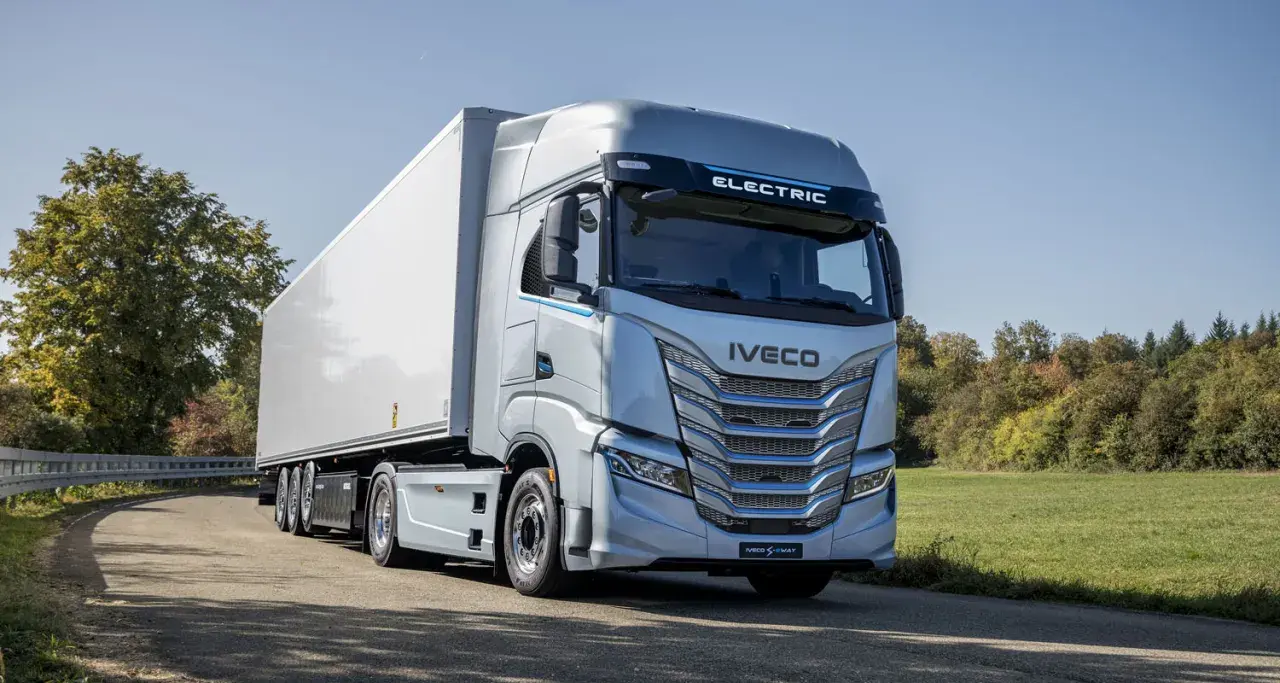 Nowoczesny, elektryczny samochód ciężarowy Iveco S-Way, który mieści się w definicji samochód ciężarowy do 3,5 tony, jedzie po krętej drodze.
