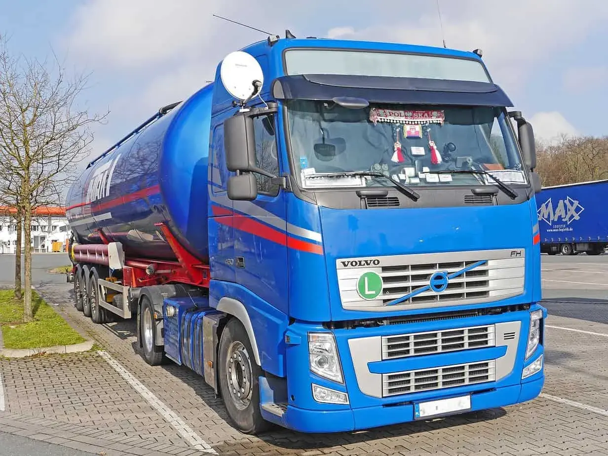 Błękitny Volvo FH z naczepą-cysterną, gotowy do egzaminu teoretycznego kat C.