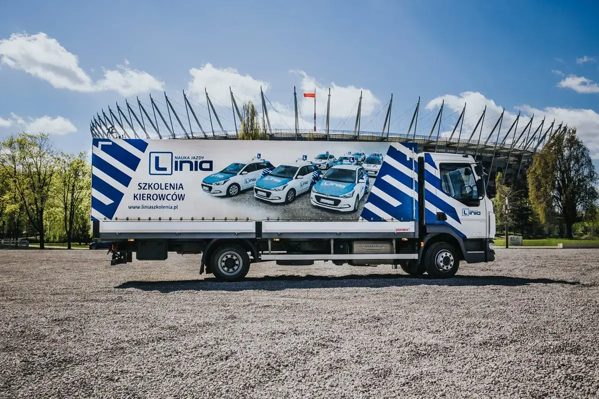 Ciężar&oacute;wka z reklamą szkoły jazdy 