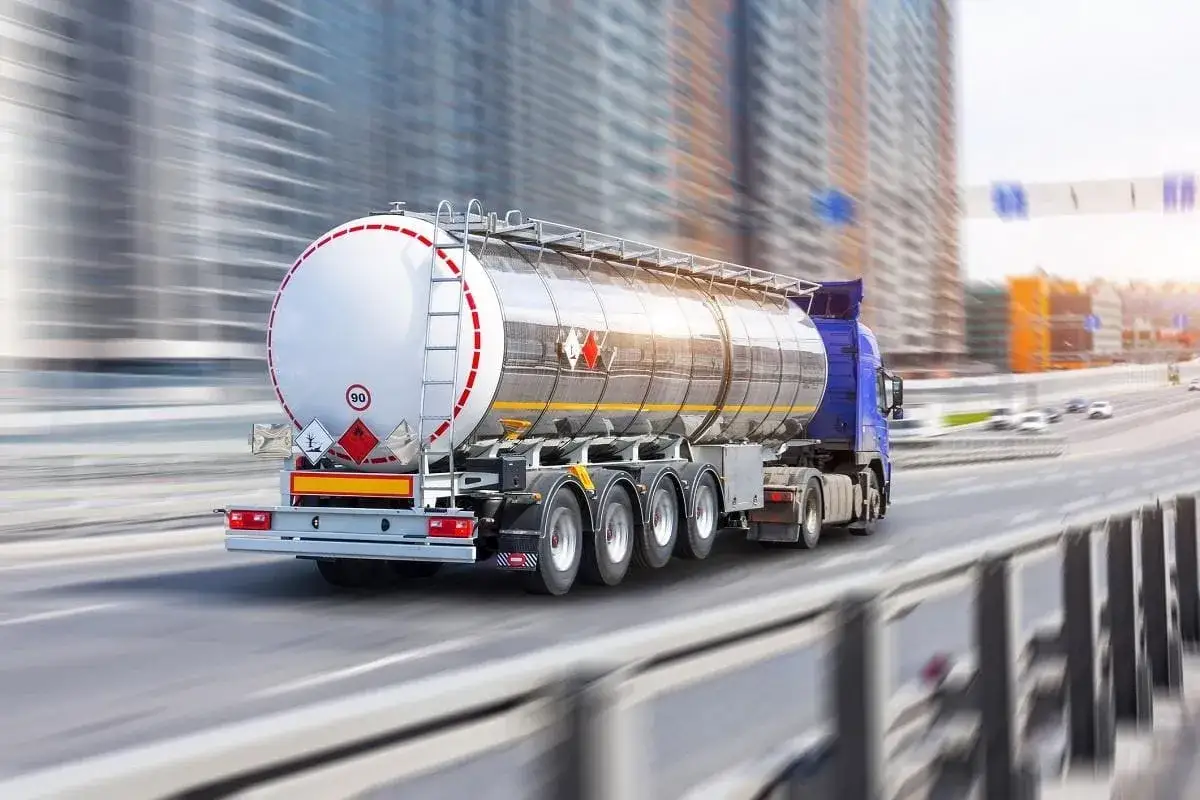 Ciężar&oacute;wka z cysterną przewożąca niebezpieczne materiały, posiadająca odpowiednie uprawnienia ADR, pędzi autostradą.