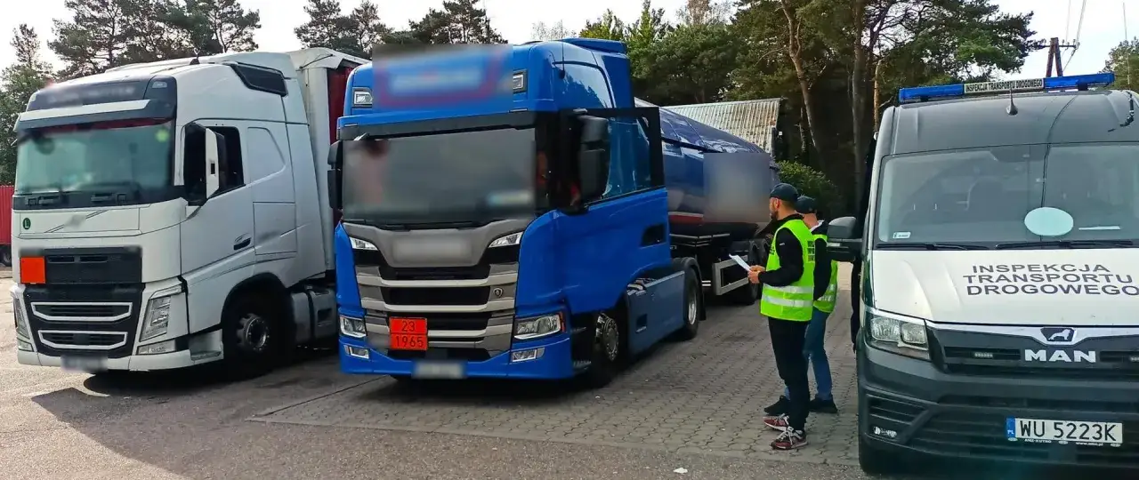 Kontrola drogowa: ciężar&oacute;wki z oznakowaniem towar&oacute;w niebezpiecznych w ograniczonych ilościach. Inspekcja Transportu Drogowego sprawdza zgodność.