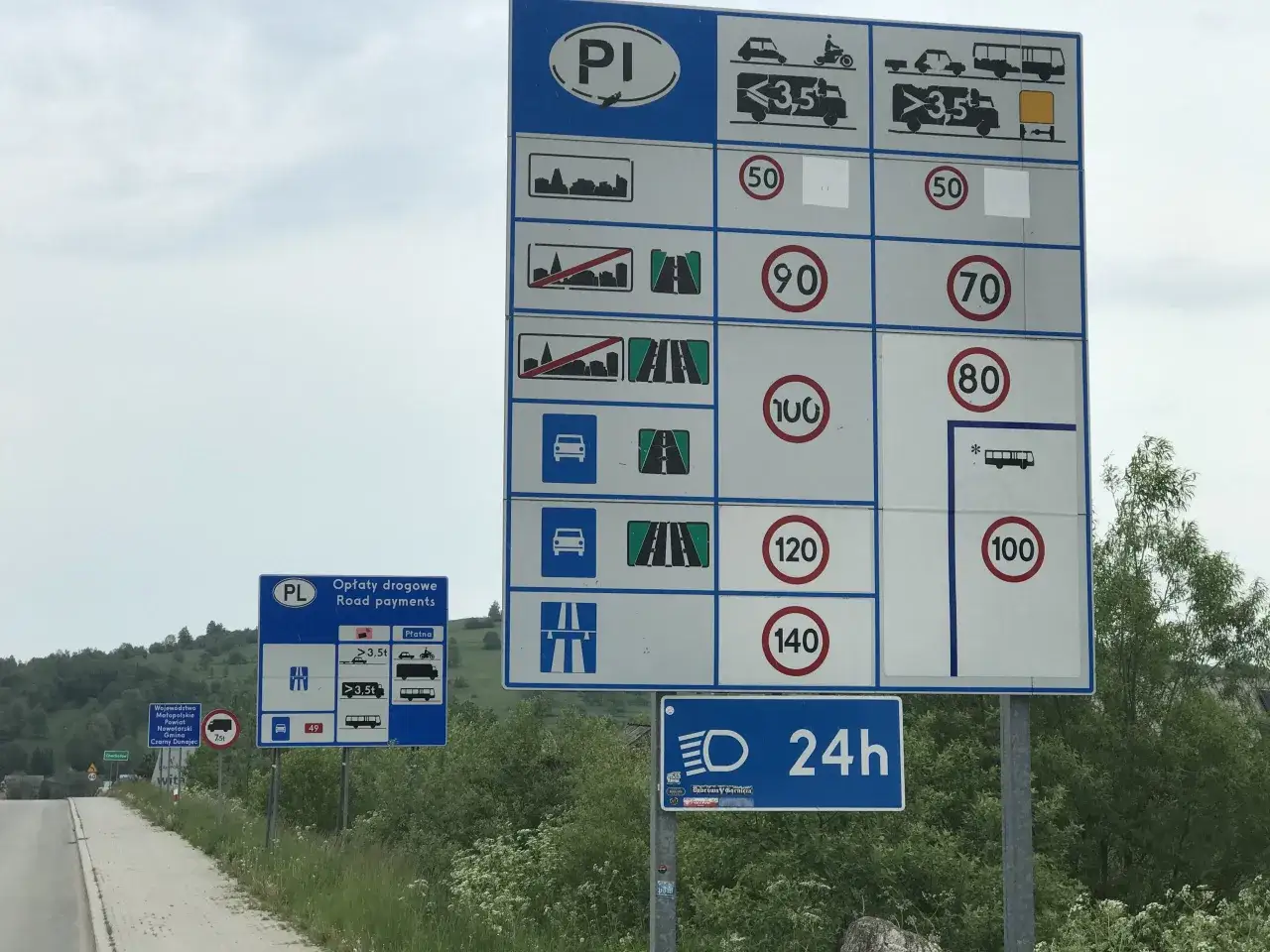 Znaki drogowe w Polsce: ile może jechać tir na autostradzie? Na znakach widać ograniczenia prędkości dla pojazdów >3,5t: 70 km/h, 80 km/h, 100 km/h.