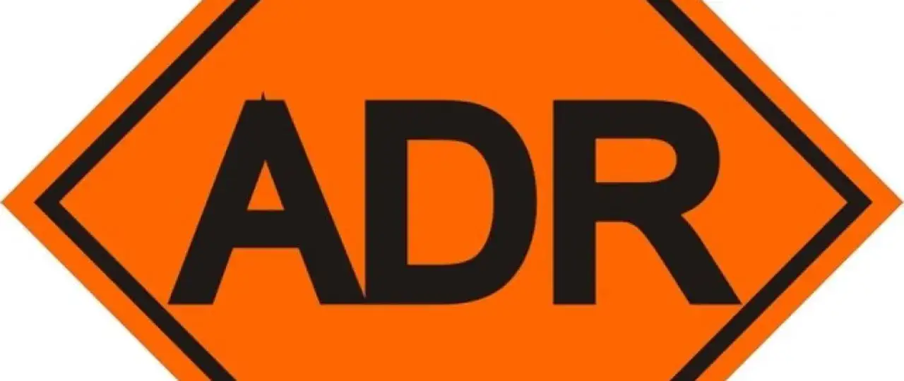 Pomarańczowy znak ADR z czarnymi literami. Oznacza przew&oacute;z towar&oacute;w niebezpiecznych.
