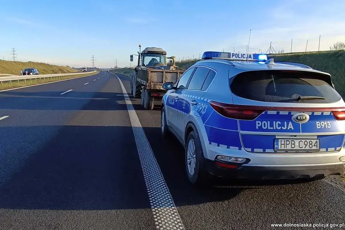 Policja zatrzymała traktor na autostradzie. Kierowca nie posiadał uprawnień do kierowania pojazdami, w tym prawa jazdy kat B+T.