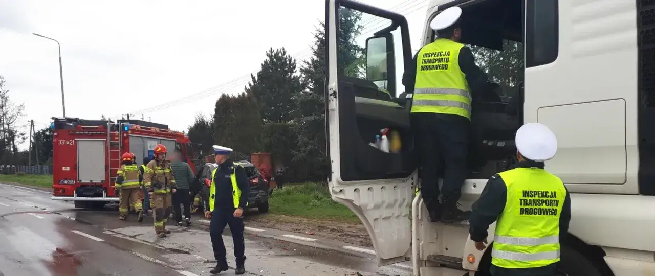 Inspekcja Transportu Drogowego bada wypadek, być może związany z przekroczeniem czasu jazdy. Straż pożarna i policja na miejscu zdarzenia.
