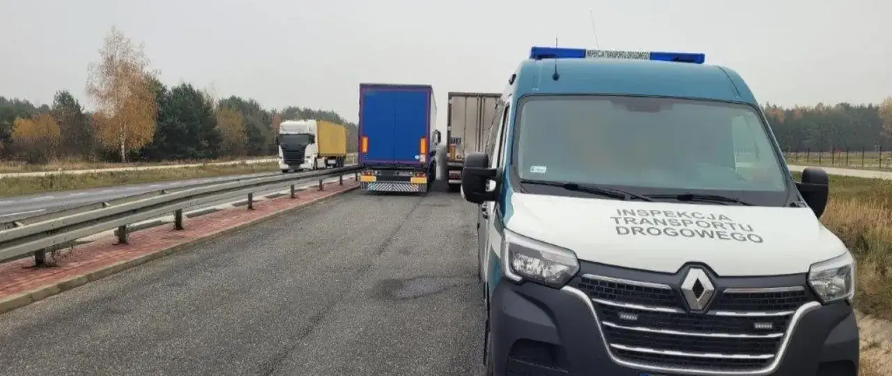 Inspekcja Transportu Drogowego kontroluje, jakie towary przewożą ciężar&oacute;wki na poboczu drogi.
